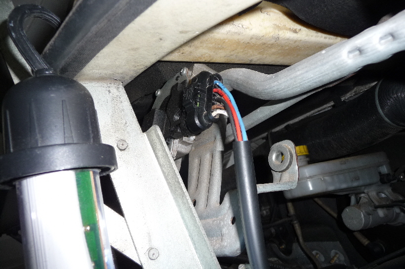Dies  ist das Scheibenwischer-Anschlusskabel im Motorraum, an dem ich meine ersten Messungen durchgeführt hatte.