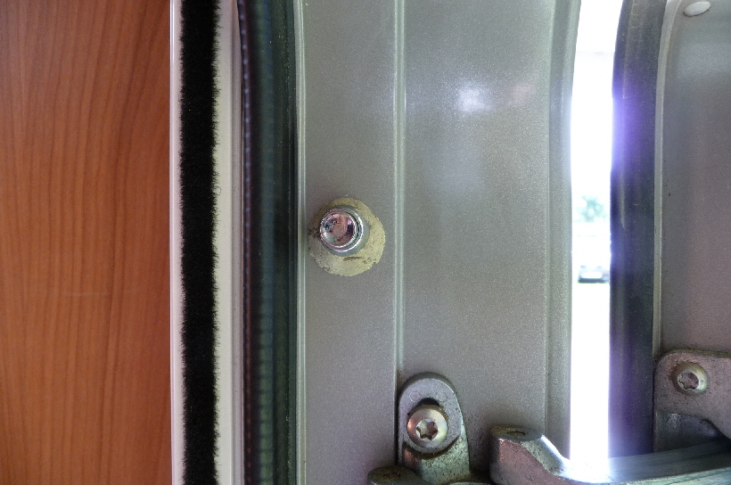 Mit diesem Taster in der Tür, wird das Signal D+ bei offener Tür unterbrochen, dadurch kann man auch bei laufenden Motor aussteigen.
