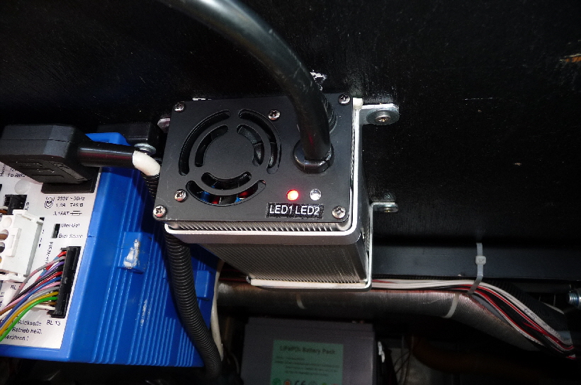 Hier ist das Ladegerät eingebaut. Leider verbraucht die LED1 (rot) ständig ca. 5 mA, auch wenn keine 230V angeschlossen sind. Bei meinem bisherigen überdachten Stellplatz hätte das ein Problem werden können.