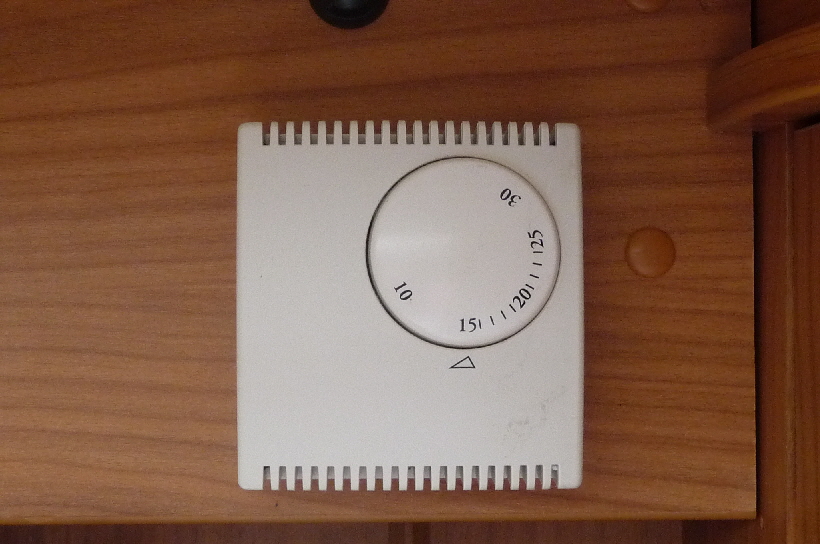 Thermostat mit geschlossenem Deckel.