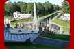 Blick vom Schloss in Peterhof über die Kaskaden auf  den Neptunbrunnen und den 400m langen Kanal zur Ostsee