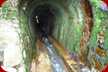 Hier fließt ein Bächlein durch den Tunnel in Cudellero